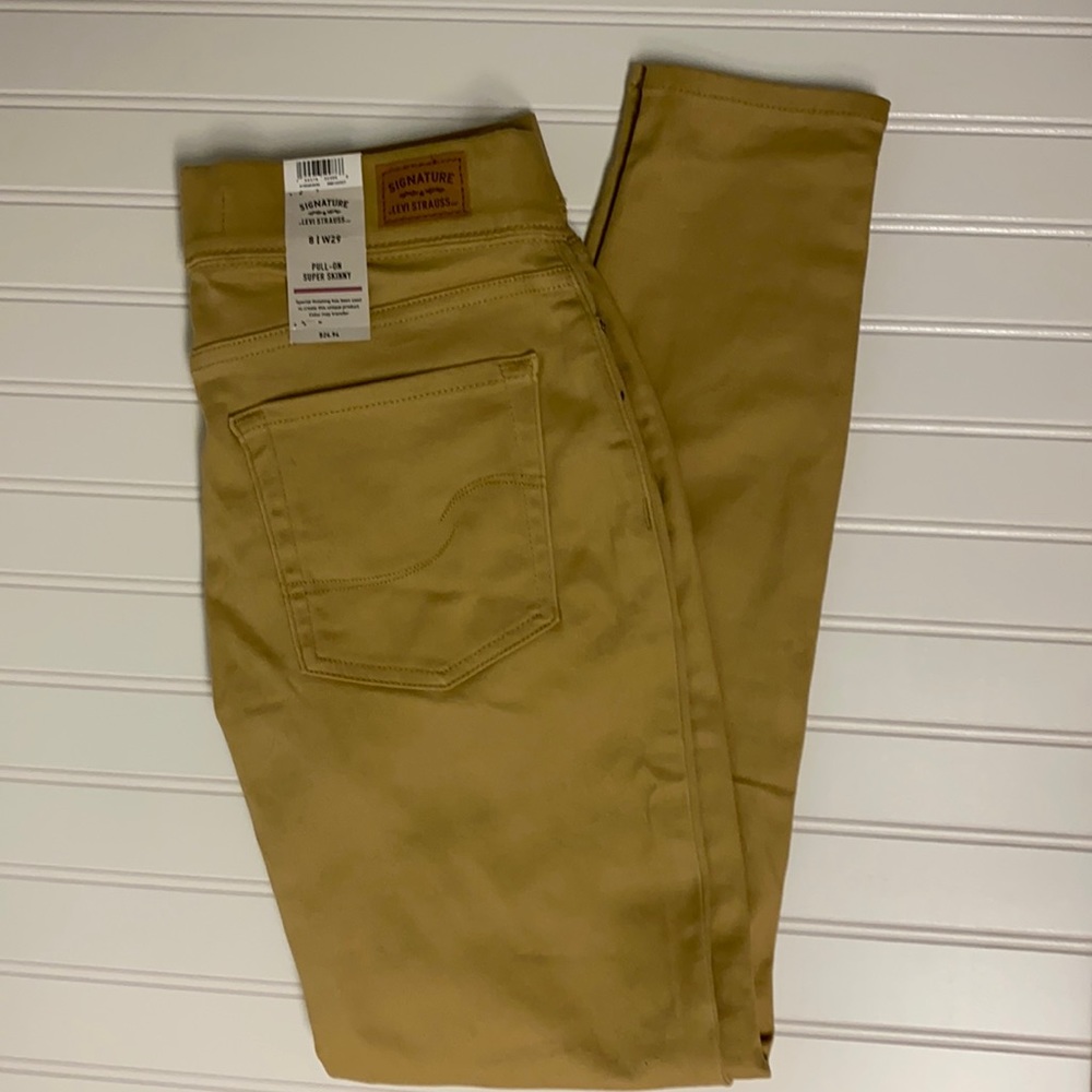 NEW! Levi khakis- size 8- Contouring fit